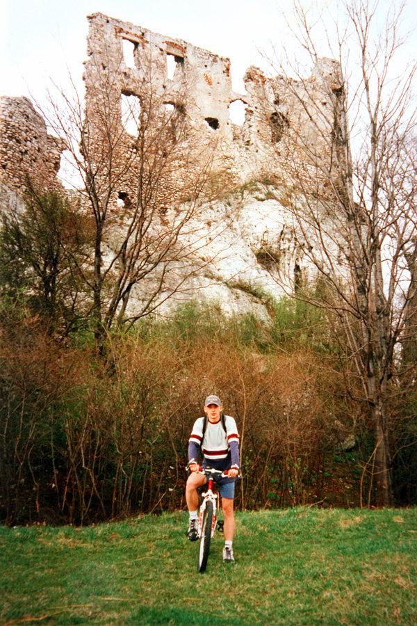 10.04.1999. Na zamku w Bobolicach na długo przed jego rekonstrukcją