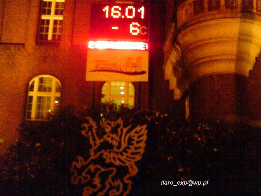 16-01-2014. Na tablicy świetlnej Urzędu Miejskiego w Tczewie możemy dostrzec tego wieczora dość niską temperaturę poniżej zera, podczas wieczornego treningu.