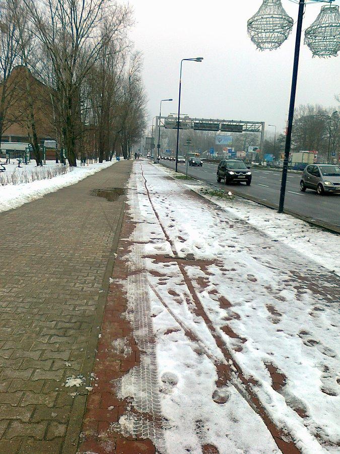 Na tym fragmencie tylko ddr jest w śniegu, dalej równiez chodnik