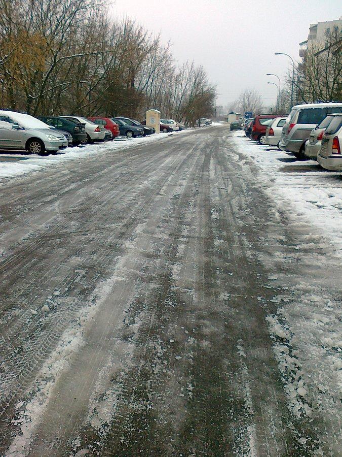 Tak wyglada jezdnia za tablicą : Teren prywatny. Ulica osiedlowa ...Prywatne nie znaczy dobre