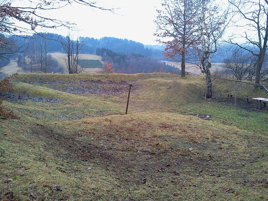 Suszański szaniec, w środku dobrze zachowane platformy dla dział w narożach