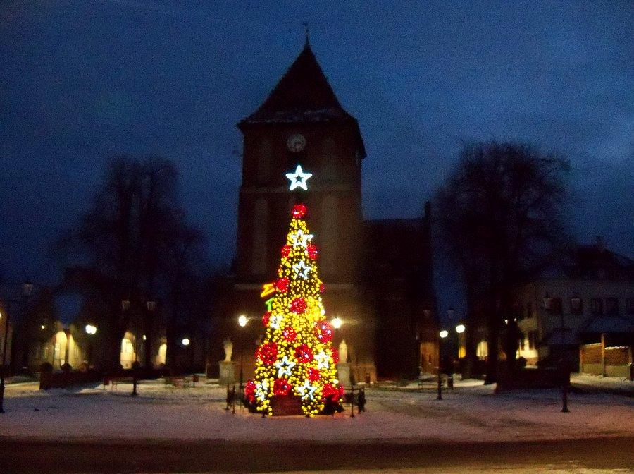 Tolkmicko- nowy rynek z fontanną, choinką i kranikiem