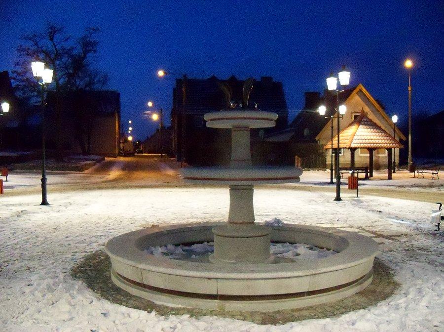 Tolkmicko - nowy rynek z fontanną, choinką i kranikiem