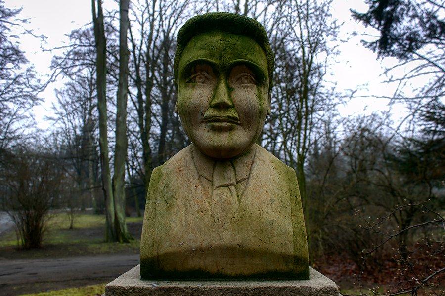 Popiersie na nagrobku