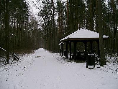 Jedna z nowo wybudowanych wiat na czerwonym głównym szlaku doliny Jeziorki- okolice Piskórki
