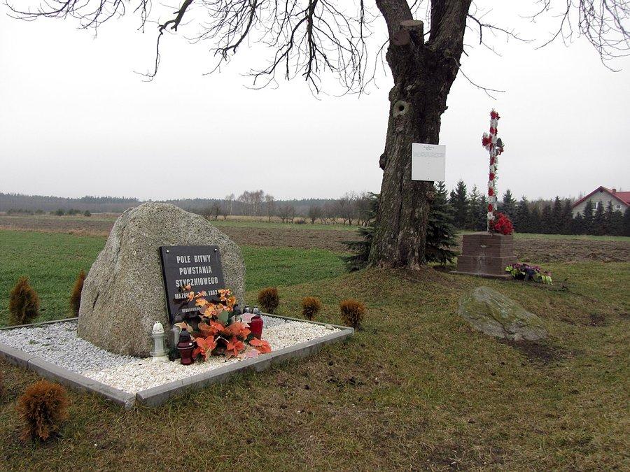 Pomnik w Mazówkach