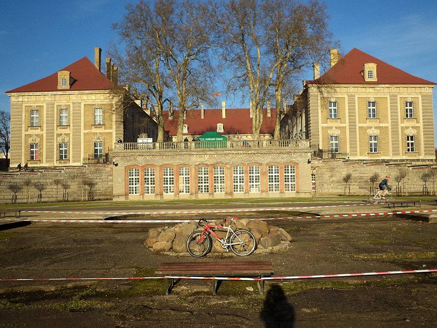Romet Huragan, w tle namiot ŻTC "Huragan" (gospodarz i org. tych zawodów)