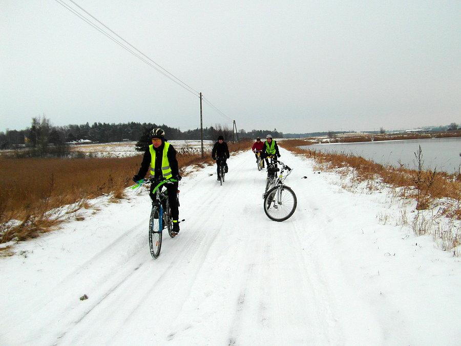 Rowerzyści na ośnieżonej drodze