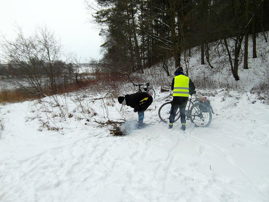Postój nad jeziorem i próba rozpalenia ogniska