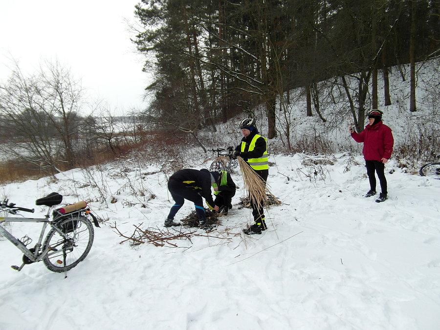 Postój nad jeziorem i próba rozpalenia ogniska