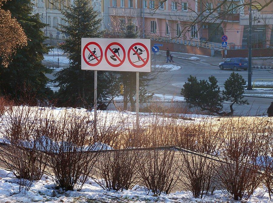 Zimowe zakazy na niebezpiecznym zjeździe w kierunku jezdni