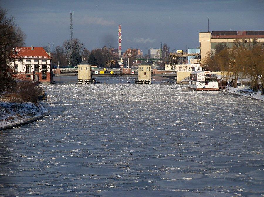 Zmrożona rzeka Elbląg i most wysoki