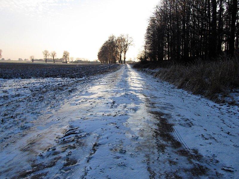 Lód na drodze do Dębogóry - tak wyglądało większośc dzisiejszych dróg terenowych