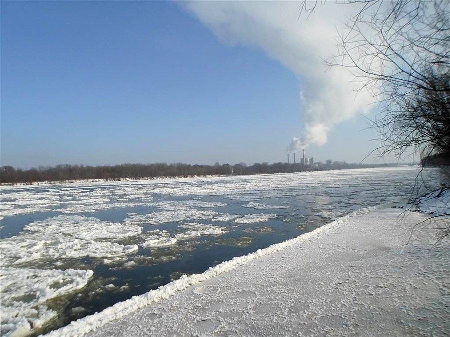 W oddali kominy EC Żerań