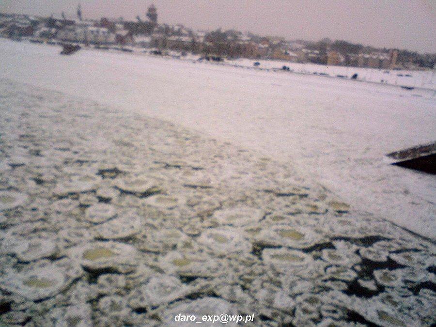 26-01-2014. Widok z Mostu Lisewskiego na koryto rzeki Wisła. Widać pływające kry i zamarzającą część rzeki od strony Bulwaru Wiślanego w Tczewie