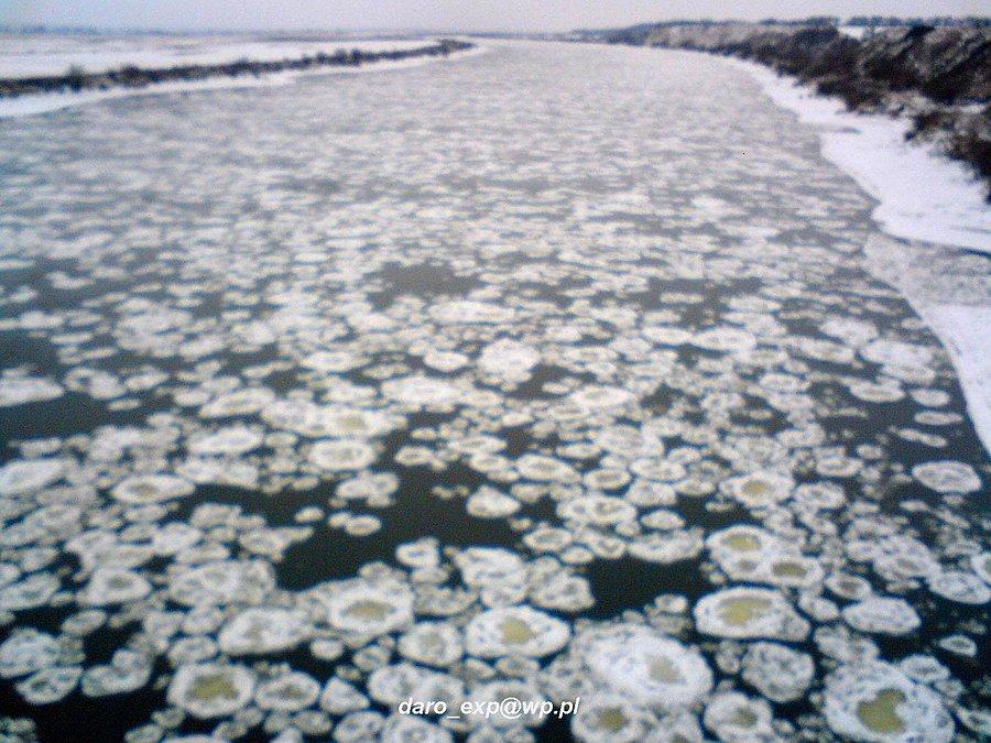 26-01-2014. Widok na koryto rzeki Wisła i pływające kry z Mostu Knybawskiego, podczas drogi powrotnej do Kończewic, na Drodze Krajowej nr.22