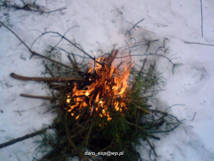 26-01-2014. Zimowe ognisko przy strumieniu, w Zwierzynkach, krótka przerwa na ogrzanie się i na herbatkę i ciasto od żonki