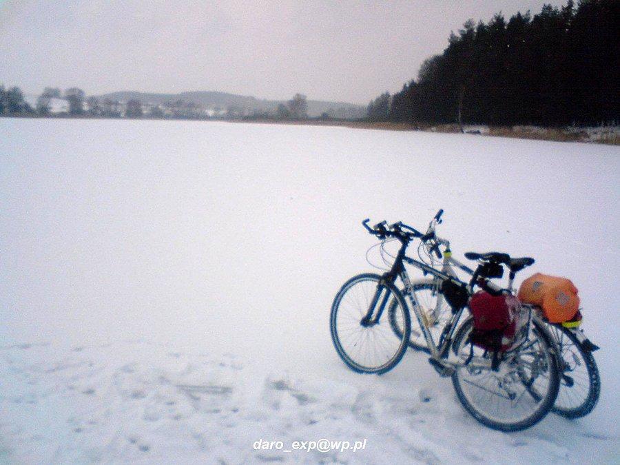 26-01-2014. Nasze rowerki na zamarzniętym Jeziorze Rokitki Wielkie, krajobraz zimowej scenerii jeziora
