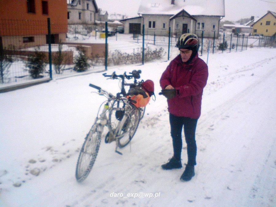26-01-2014. Marek przy drodze w Lubiszewie, krótki postój przed dalszą drogą