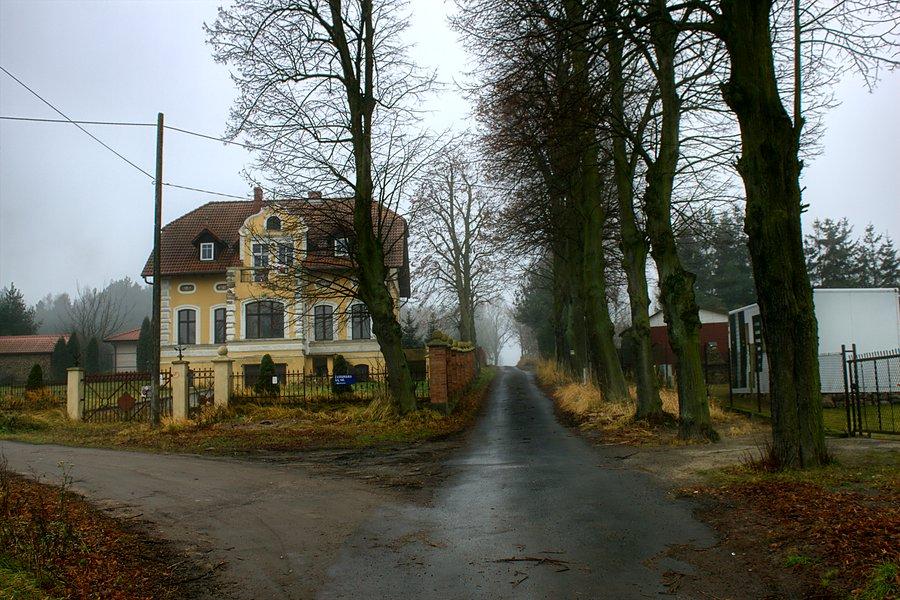 Stary budynek w Jezierzycach