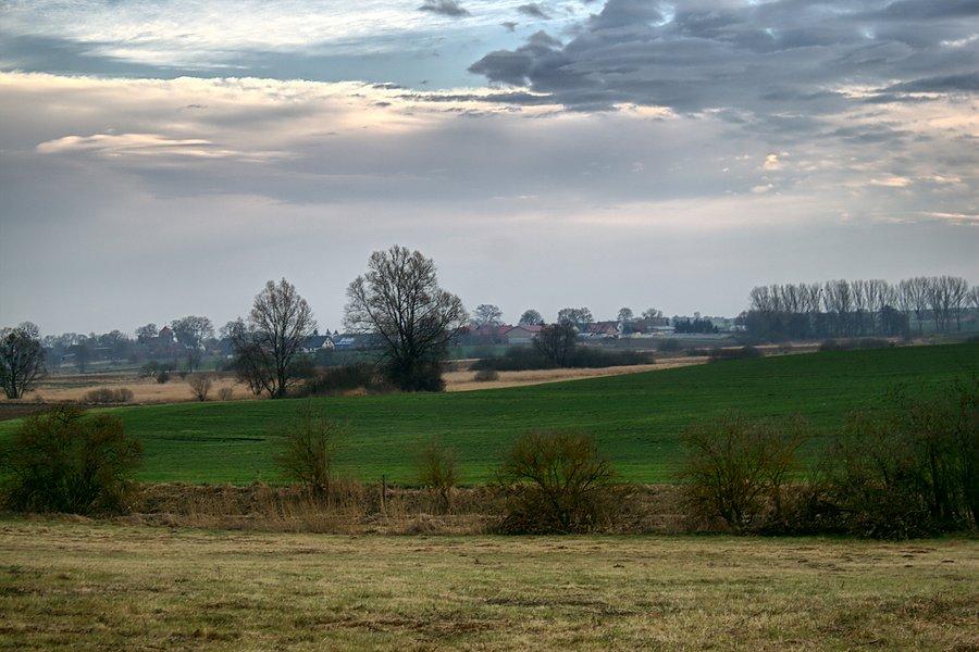 Z daleka widać zabudowania Żelisławca