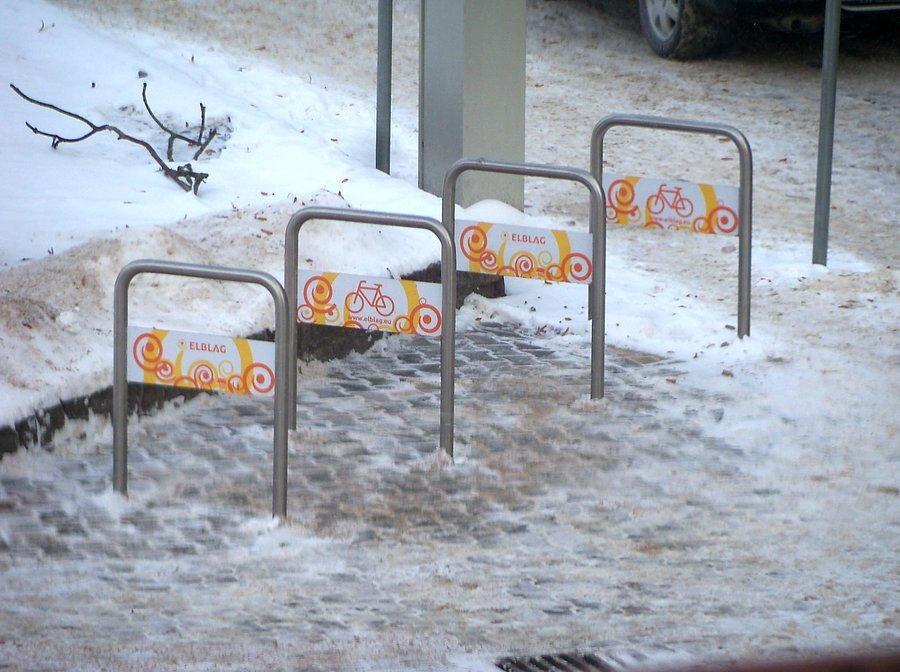 Odśnieżony parking rowerowy