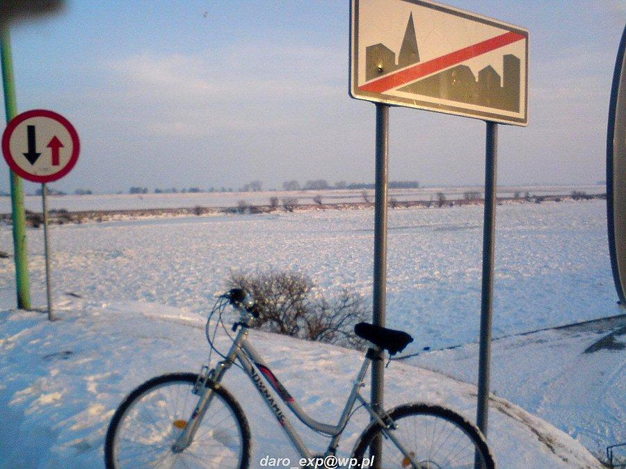 01-02-2014. Rower żonki "Dynamic", a w tle zamarznięta rzeka Wisła, zdjęcie zrobione od strony wjazdu na Most Lisewski