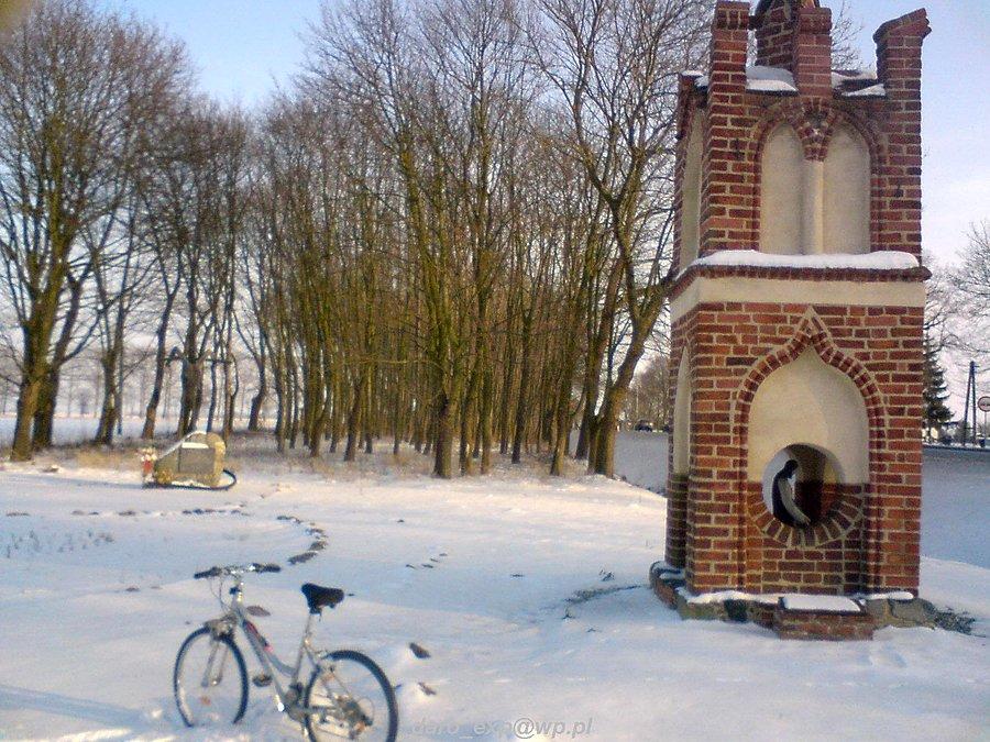 01-02-2014. Zdjęcie zrobione przy kapliczce w Gnojewie, w tle rowerek żonki "Dynamic", na którym jechałem do Malborka drogą krajową nr.22