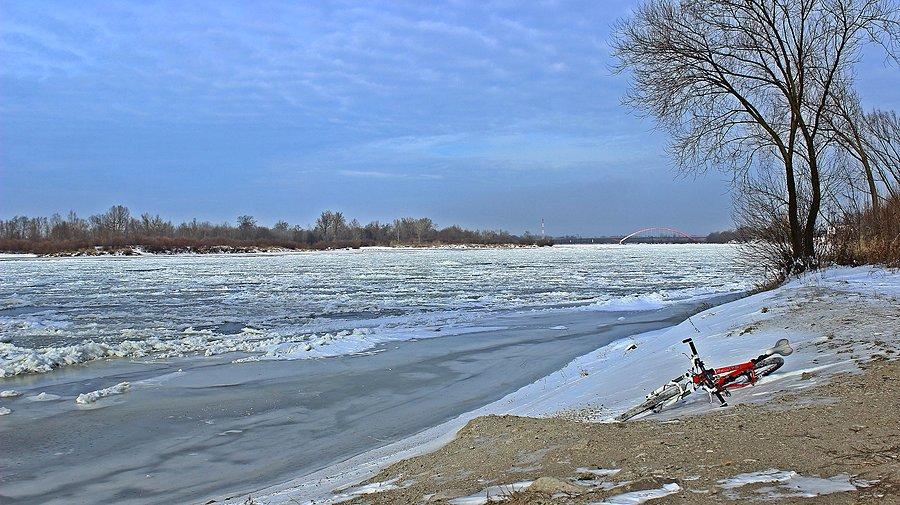 Zamarznięta rzeka pod mostem