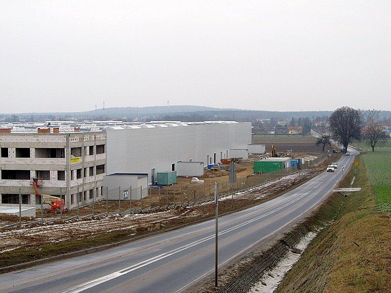 Kicin - budowa fabryki chemii i Dziewicza Góra w oddali