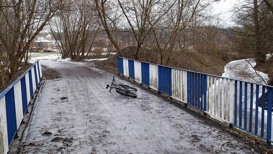 Ślisko tu. O rowerówkę jak ta w Łęczycy nikt nie dba