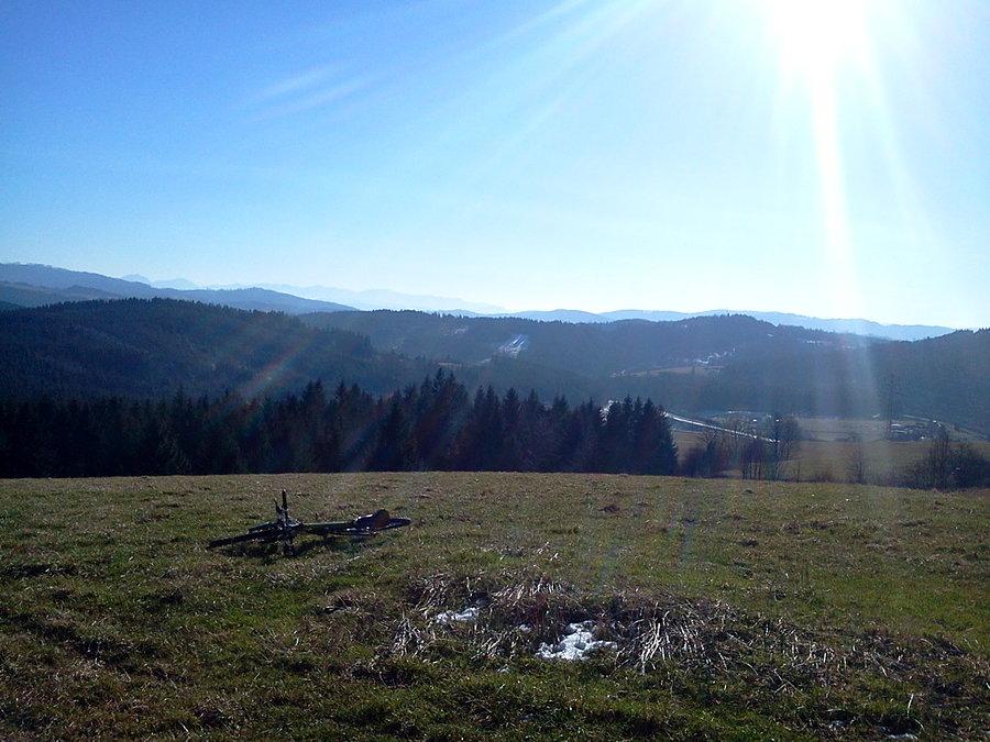 Widok z Zapowiedzi na Słowację, w oddali Mała Fatra