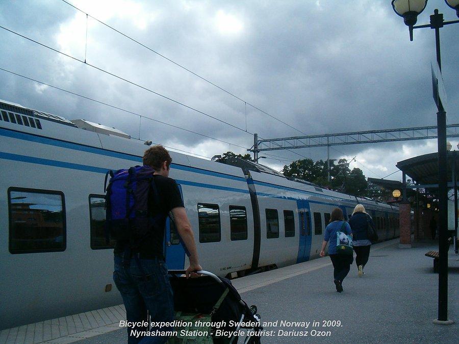 Zdjęcie z wyprawy rowerowej po Szwecji i Norwegi w 2009 roku. Stacja szybkiej kolei miejskiej w mieście portowym Nynashamn w Szwecji