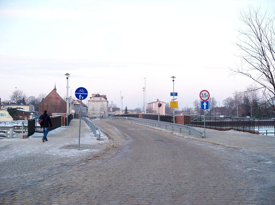 Most niski na rzece elbląg już z ruchem samochodowym