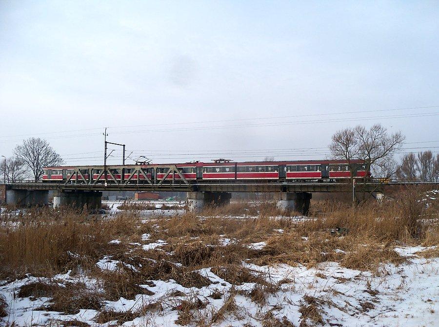 EN 57 na moście kolejowym nad rzeką Elbląg