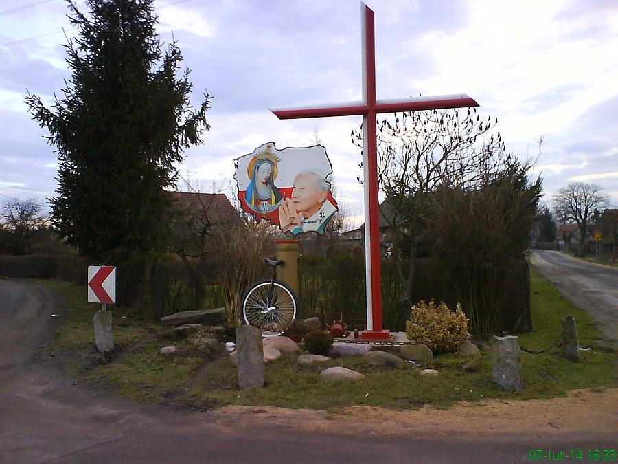 Ale urwał (gruby, stalowy łańcuch i jeden z tych pionowych kamieni - widać jeszcze ślady hamowania pomiędzy niemi). Ciekawe miejsce wybrał. ;)