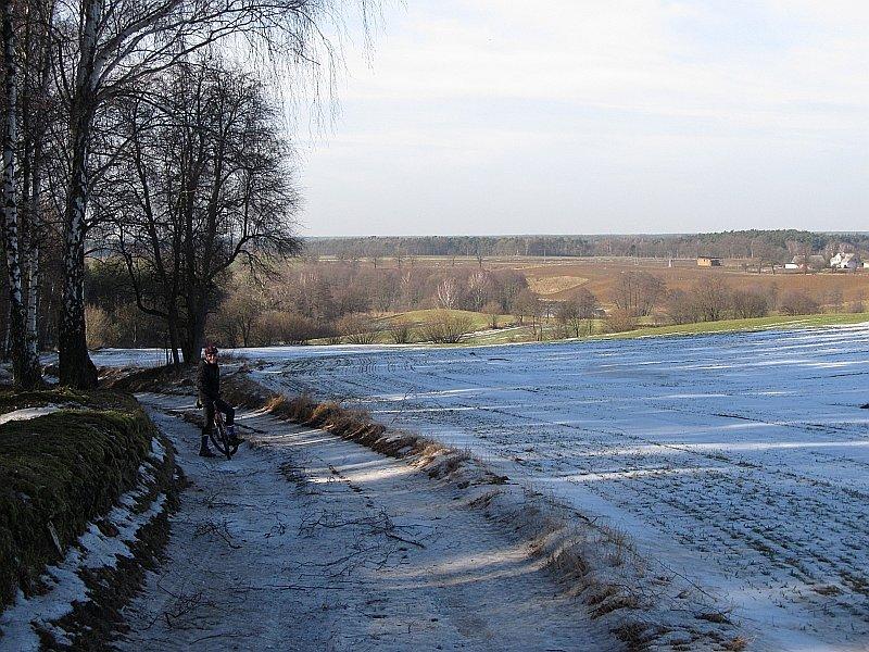 Wał Wydartowski - w zacienionych miejscach śnieg nadal leży