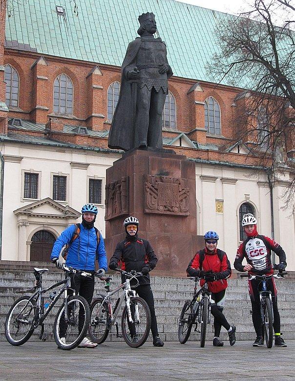 Piotras, Pan Jurek, Micor i Grigori przed pomnikiem Bolesława Chrobrego w Gnieźnie