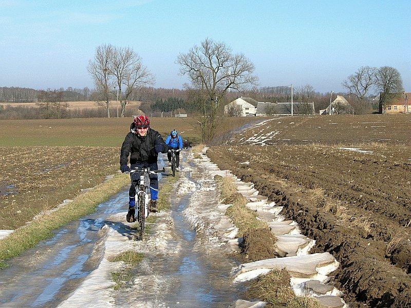 Wał Wydartowski - podjeżdżamy w śniegu i lodzie