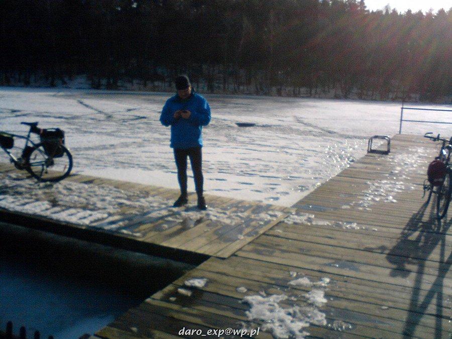 08-02-2014. Kolega rowerowy Damian na pomoście, w tle zamarznięte jezioro Borówno Wielkie, pod Skarszewami