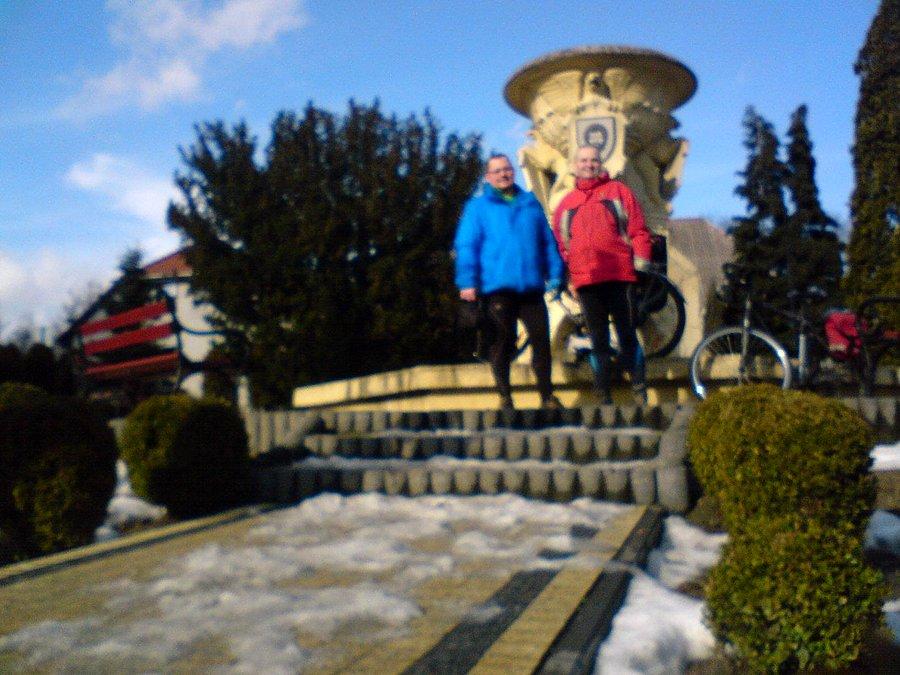 08-02-2014. Rowerzyści Damian i Darek na tle fontanny na Starówce w Skarszewach