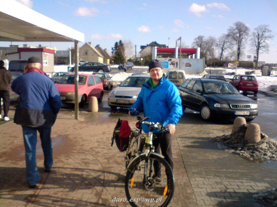 08-02-2014. Kolega rowerzysta Damian przy Markecie "Biedronka" w Skarszewach