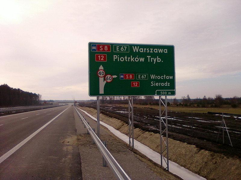 Drogowskaz przed węzłem z S8