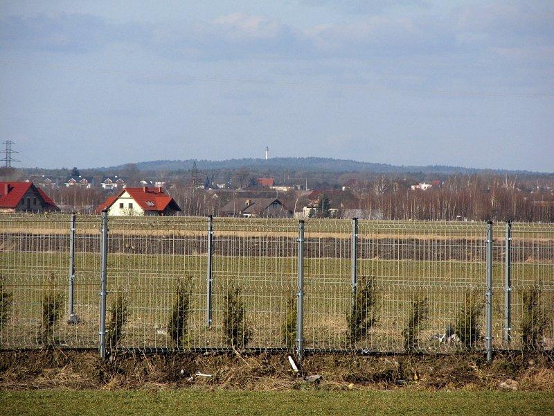 Widok z Łowęcina na oddaloną o ok.15-20km DziewicząGórę