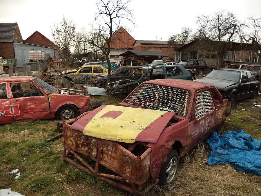 Szybcy i wściekli (napis na masce). Cmentarzysko pojazdów z wyścigów wraków