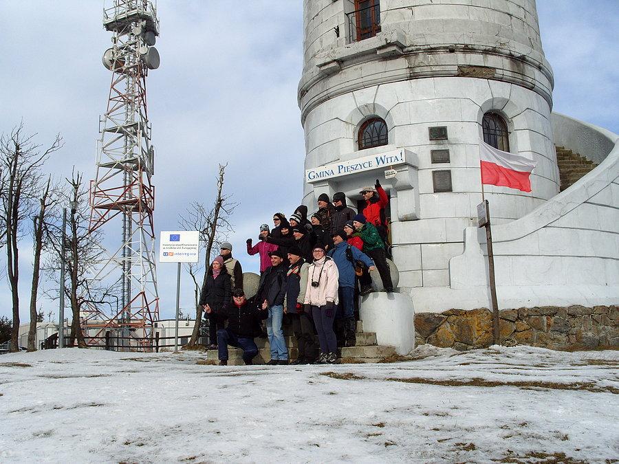 Grupowe zdjęcie pod wieżą