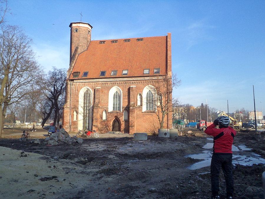 Ksiądz Grzegorz przy kościele Bożego Ciała