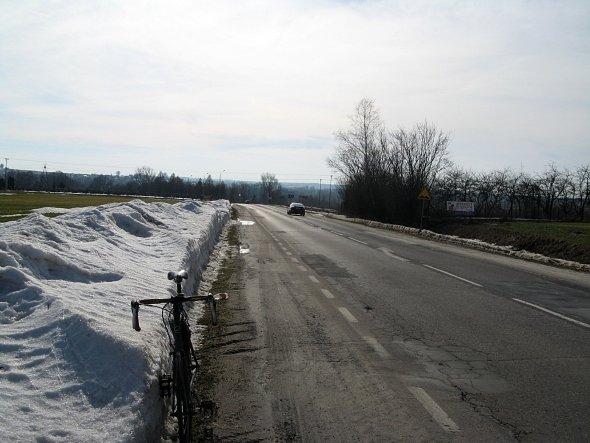 Zwały śniegu przy drodze