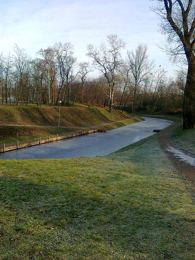 Zamarznięta fosa przypomina, że to jednak zima