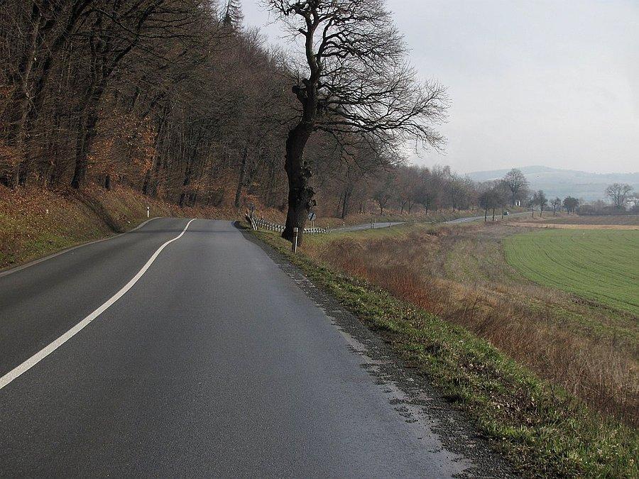 I przyjemne pofałdowana droga za Mokroluhem